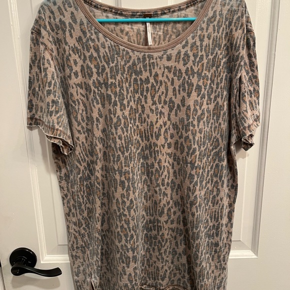 Free People Tourist Tee Leopard Cheetah Print
Short Sleeve T-Shirt - Picture 4 of 6